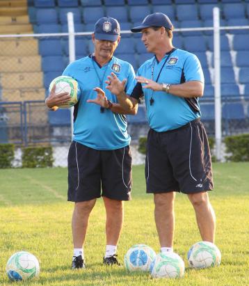 Paulo Roberto, à direita, pode fazer mudanças no São Caetano