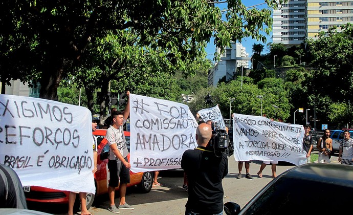 Torcedores protestam e tentam invadir sede do Botafogo