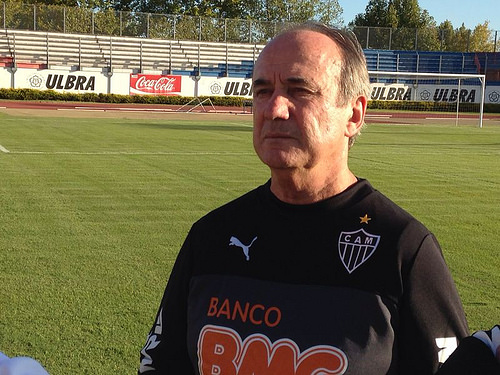 Levir Culpi faz teste com elenco e cancela concentração