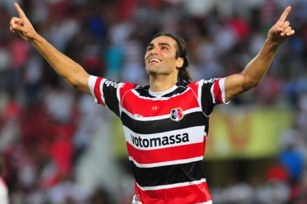 Léo Gamalho está garantido no jogo
