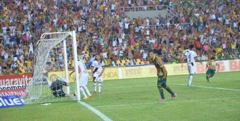 Eloir deu o passe para o gol de empate de Pimentinha, mas sentiu uma lesão muscular e não enfrenta  o Joinville, em Santa Catarina