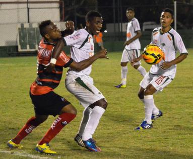 Ituano lutou muito, mas não conseguiu superar a boa marcação da Cabofriense - Foto: Andreia Maciel