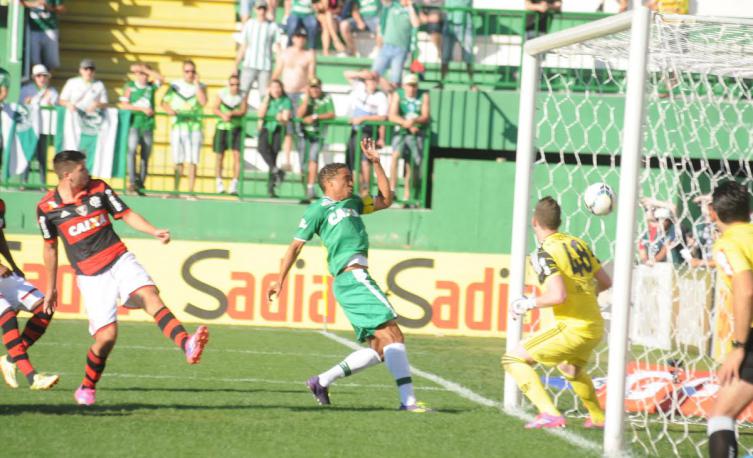 Após falta de Neném, Rafael Silva esticou a perna, mas ficou a dúvida se ele tocou ou não na bola