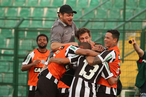 Seleção do Brasileirão vem com três zagueiros e técnico “que joga junto”