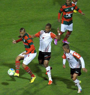Bem orientado por Luis Carlos Martins, o Oeste congestionou o meio-campo no Canindé e segurou o empate sem gols