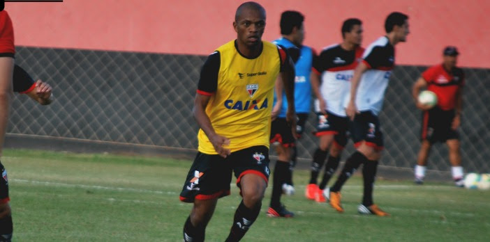 Série B: Marcus Winicius comemora momento e já mira G4 com o Atlético-GO