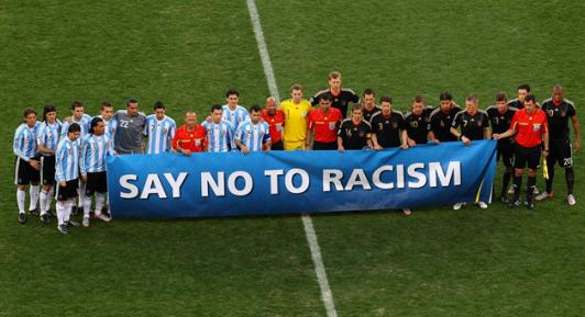 Bandeira de campanha contra o racismo, utilizada na final do Mundial