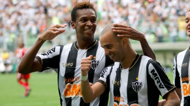 Após saída de Ronaldinho, Jô não se apresenta e pode deixar o Atlético-MG