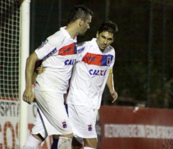 Giancarlo comemora gol com Lúcio Flávio