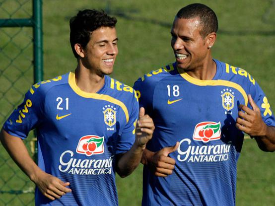 Nilmar, à esquerda, estaria perto de acertar com o Internacional
