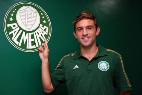 Regularizado, meia Allione é relacionado no Palmeiras