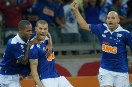 Nilton volta a ser titular no Cruzeiro