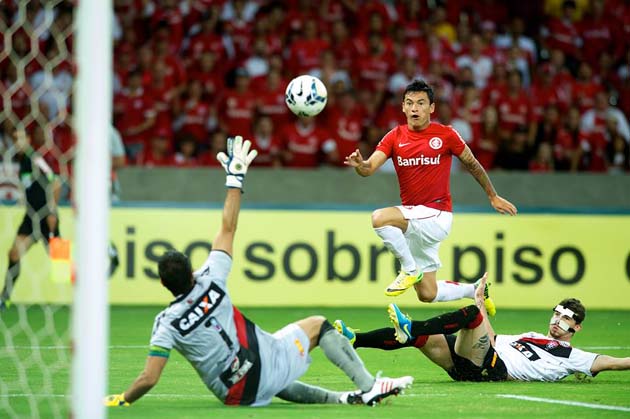 Recuperado, Aránguiz treina e deve jogar Gre-Nal