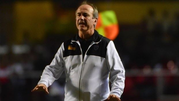 Levir adia decisão sobre substituto de Jô no Atlético
