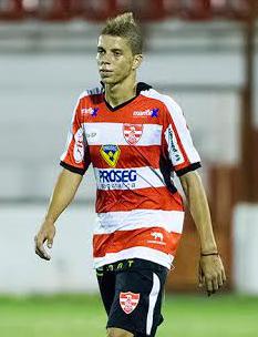 Atacante faz sucesso na base e assina primeiro contrato profissional na carreira