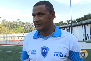 Treinador experiente aguarda definição para assumir time no Brasil