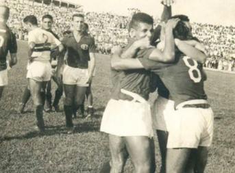 Bazani, maior goelador do clássico, comemora o 6 a 3 histórico