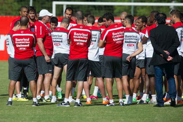 Preocupado com Gre-Nal, Abel fecha treino do Inter