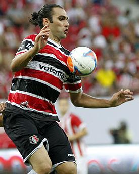 Léo Gamalho tentou, mas não conseguiu dar a vitória ao Santa Cruz