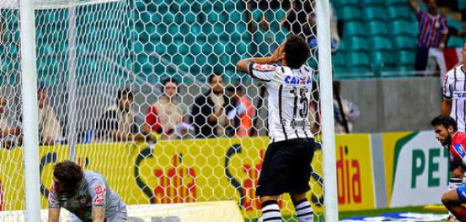 Guilherme Andrade lamenta o gol contra. A bola bateu nele duas vezes antes de entrar...