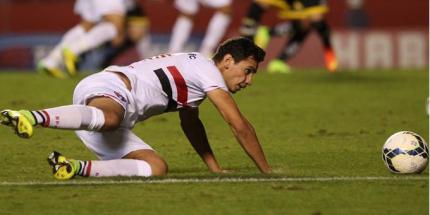 A bola anda correndo dos pés dos nossos jogadores