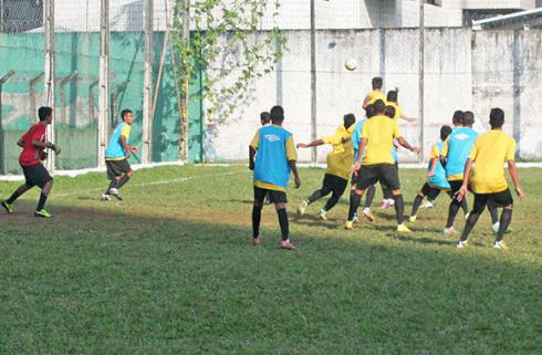 Meninos se preparam para o clássico com o Santos