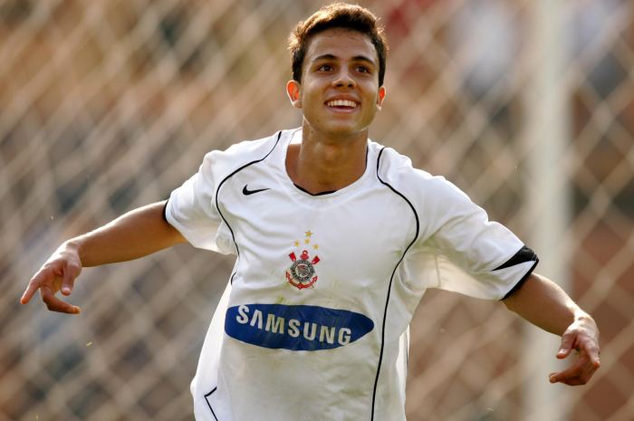Corinthians espera rescisão para fazer oferta a Nilmar