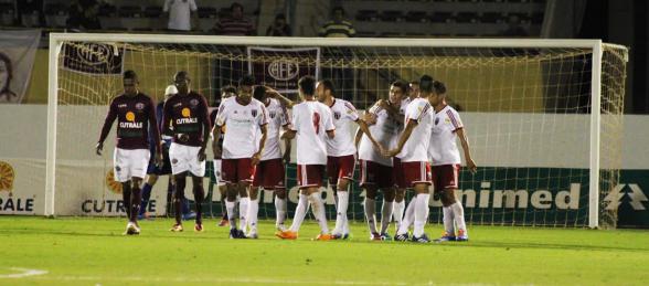 Carlão marcou dois gols pelo Botafogo na goleada sobre a Ferroviária, por 4 a 1