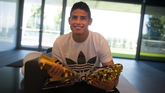 James Rodríguez recebe prêmio da Fifa e ‘elege’ novo gol