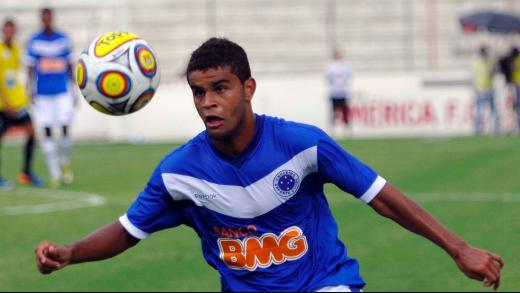 Recuperado, Alisson é relacionado para jogo do Cruzeiro