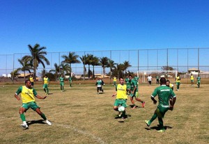 Série C: Luciano Dias comanda treino do Cuiabá e mantém dúvida no meio