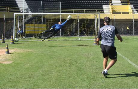 O goleiro Luiz Daniel é o vice-líder em assistências da equipe