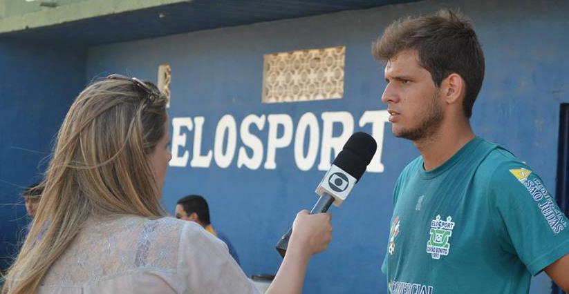 Caio César falando com a imprensa de Capão Bonito