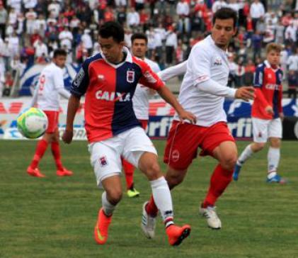 Tiago Alves foi o melhor em campo e fez dois gols para o Paraná