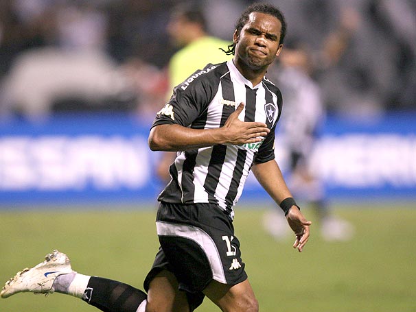 Carlos Alberto dá susto em treino e é dúvida no Botafogo