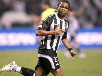 Carlos Alberto alega lesão e vira dúvida para este domingo