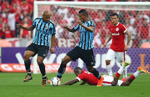 Grêmio lutou bastante, mas levou dois gols do rival Internacional - Foto: LUCAS UEBEL