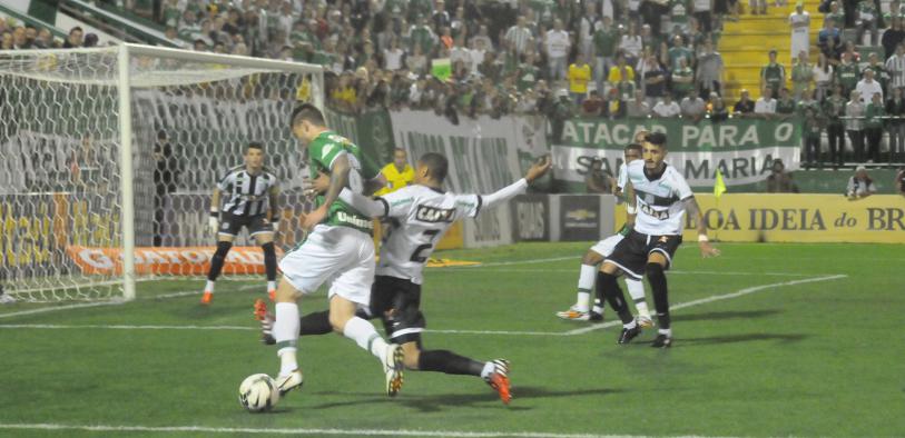 Chapecoense foi melhor no começo, mas depois o Figueirense buscou a vitória que o livrou da lanterna - Foto: CLEBERSON SILVA