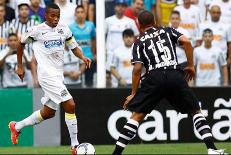 Robinho tenta driblar Guilherme Andrade