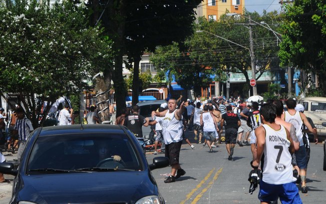 Santistas e corintianos podem ser punidos por briga no clássico