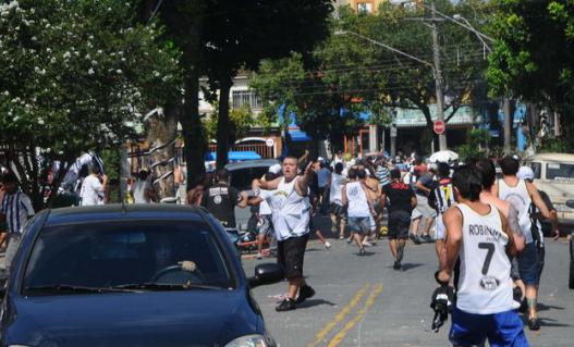 Torcedores entraram em conflito no clássico deste domingo