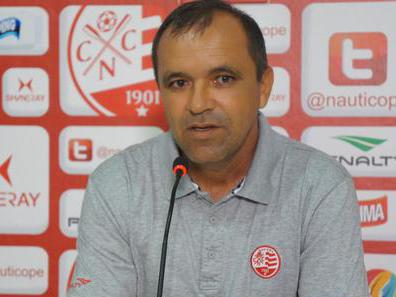 Levi Gomes mais uma vez tenta apagar o incêndio no Náutico