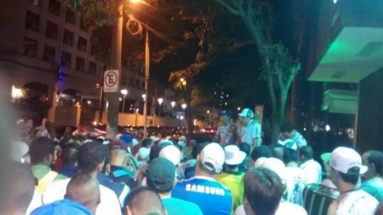 Torcida do Palmeiras faz protesto na casa de presidente