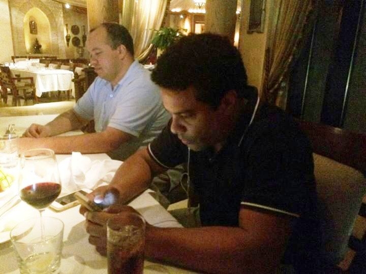 Agora vai? Assis é visto negociando Ronaldinho com clube árabe