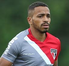 Alvaro Pereira  passa em teste e reforça o São Paulo