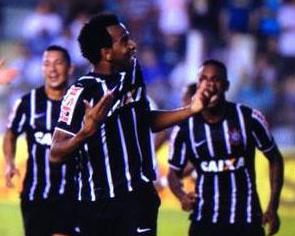 Zagueiro Gil fez o gol do Corinthians na Vila Belmiro
