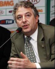 Paulo Nobre assiste Palmeiras ruim e inchado com argentinos