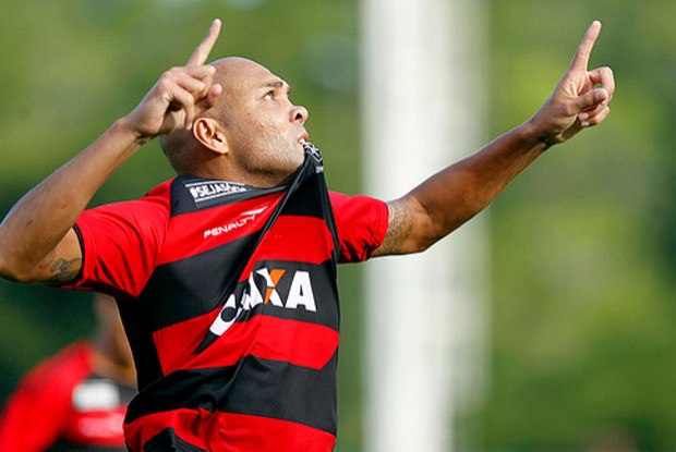 Criciúma contrata Alcides e tenta acerto com Souza
