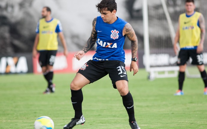 Fagner treina e Corinthians fica completo para sábado