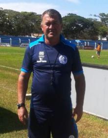 Treinador parte para realizar estágio em Portugal e curso da UEFA